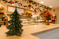 Świąteczna Choinka Filcowa na Stół 25 cm – Dekoracja Świąteczna z Filcu 4 mm z Trwałym Nadrukiem, Stabilna Ozdoba, Na Biurko, Do Sklepu - 5