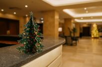 Świąteczna Choinka Filcowa na Stół 25 cm – Dekoracja Świąteczna z Filcu 4 mm z Trwałym Nadrukiem, Stabilna Ozdoba, Na Biurko, Do Sklepu - 11